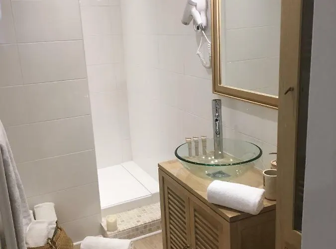 Le Petit Faubourg Otel *